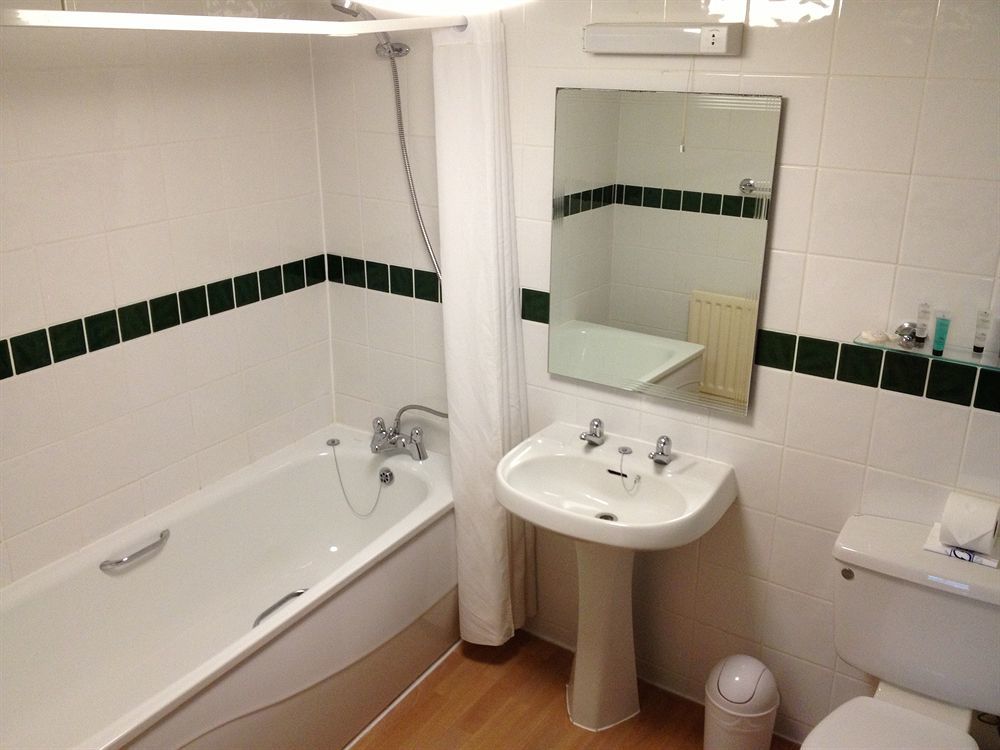 Hare And Hounds - 4* Newbury (Berkshire)